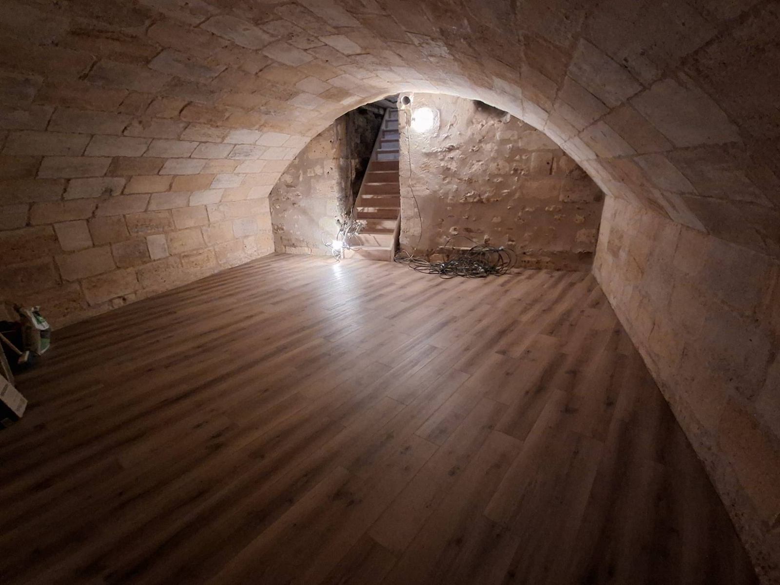 Cave voûtée en pierre avec parquet neuf
