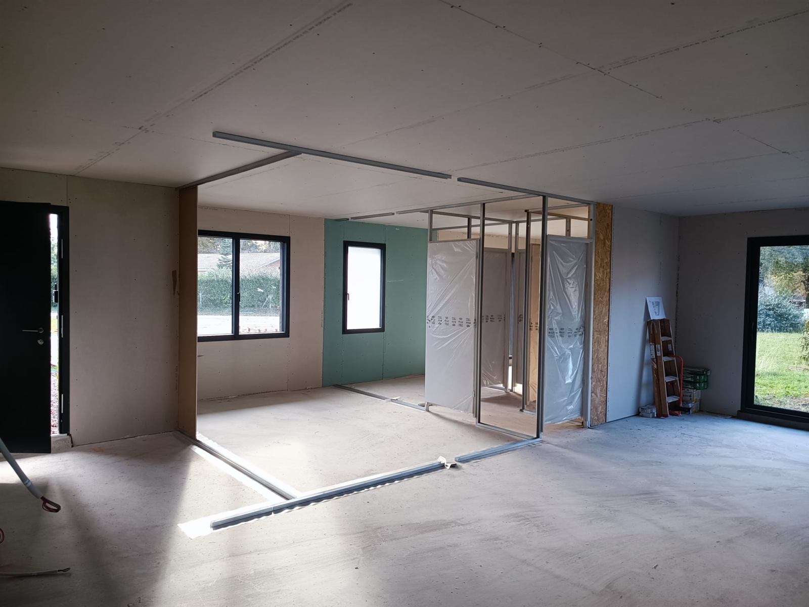 Ossature métallique de cloisons avec blocs-portes dans une maison en construction